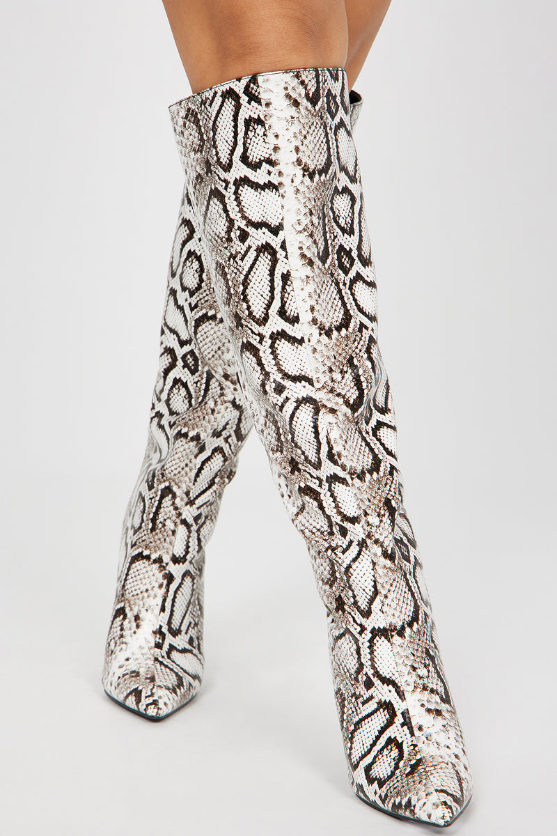 Knee high boots hotsell pretty little thing
