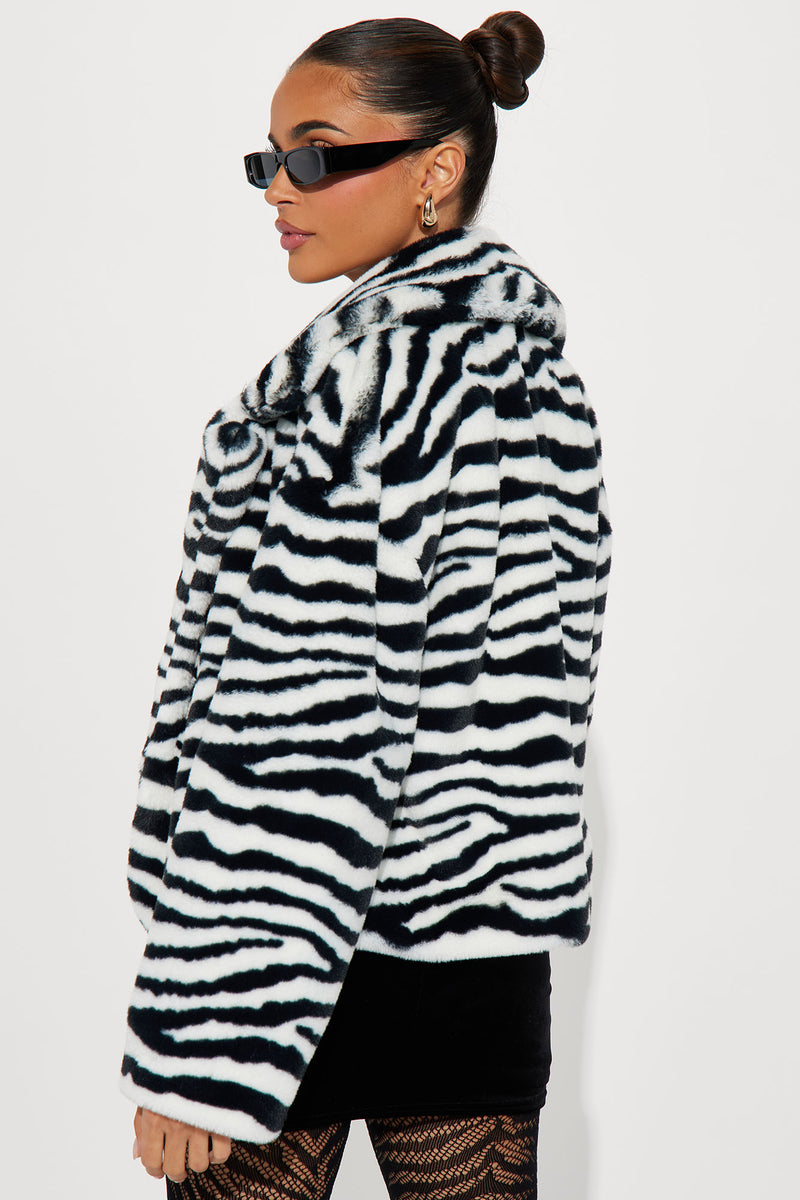 ALFANI PETITE LARGE BLACK & WHITE ZEBRA STRIPE FAUX FUR JACKET