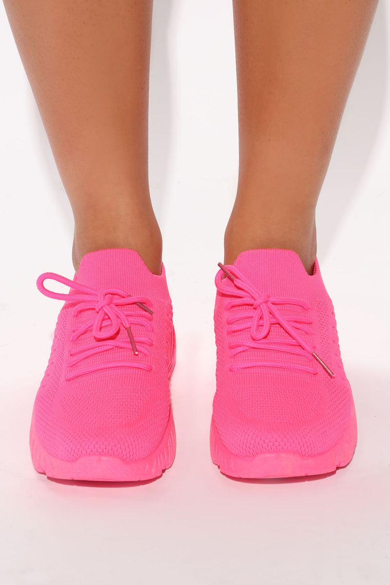 Neon pink tennis shoes clearance