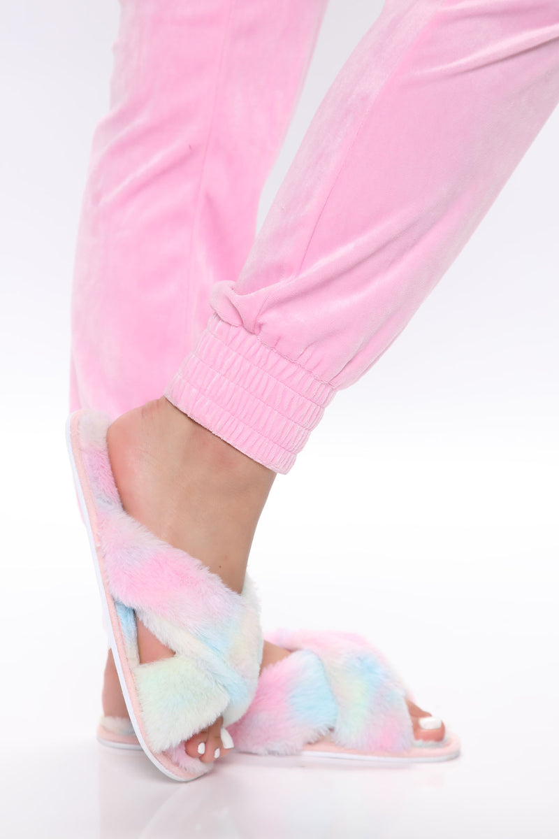Fashion nova fuzzy discount slippers