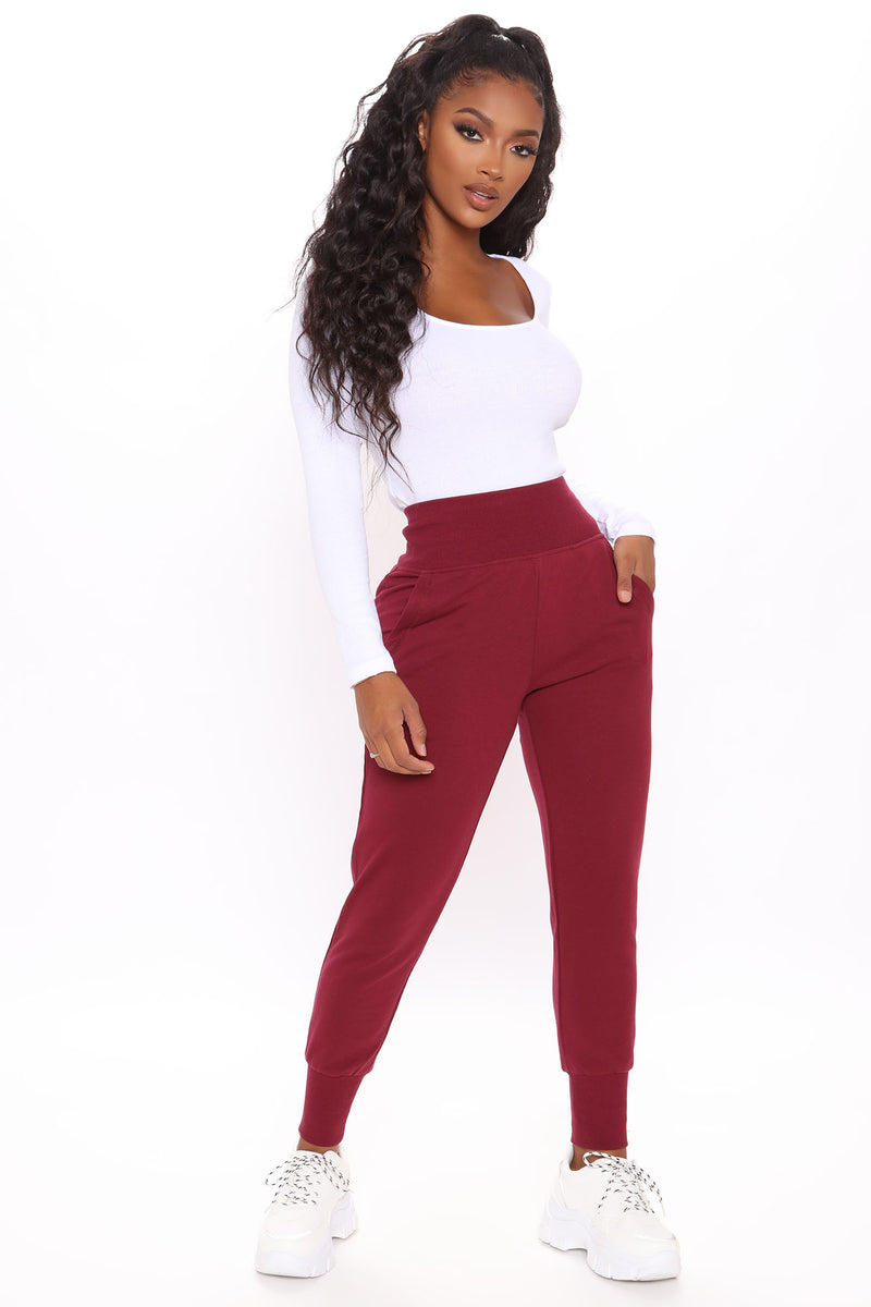 Burgundy sweatpants outfit shop