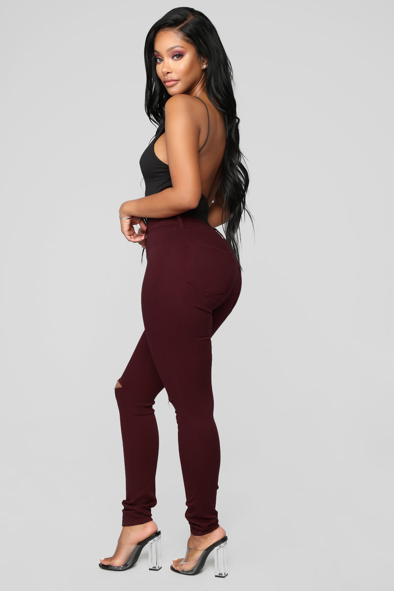 Burgundy jeans outfits online