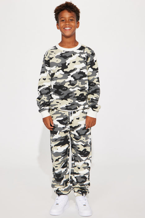 Camo sales sweatshirt boys