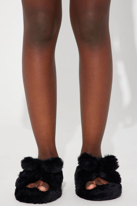 Fashion nova fuzzy slippers best sale