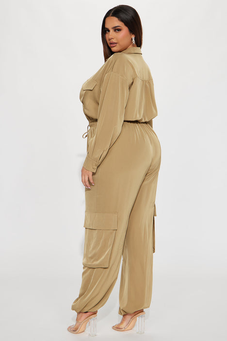 5 reasons plus size women should own a jumpsuit - Weekend Craft