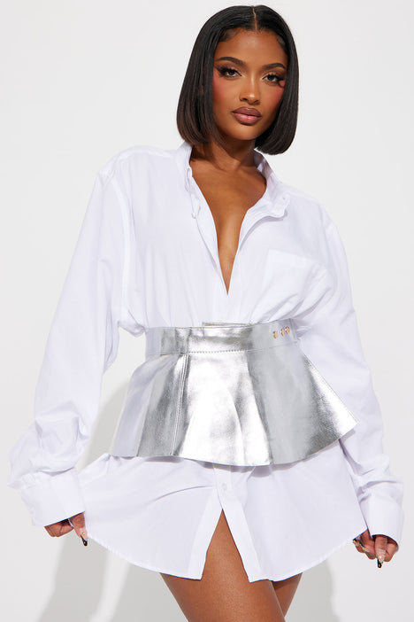 Belt deals over skirt