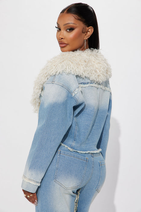 FAUX-FUR TRIM TRUCKER JEAN JACKET in Medium Wash | VENUS