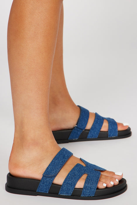 Flat sandals hotsell near me