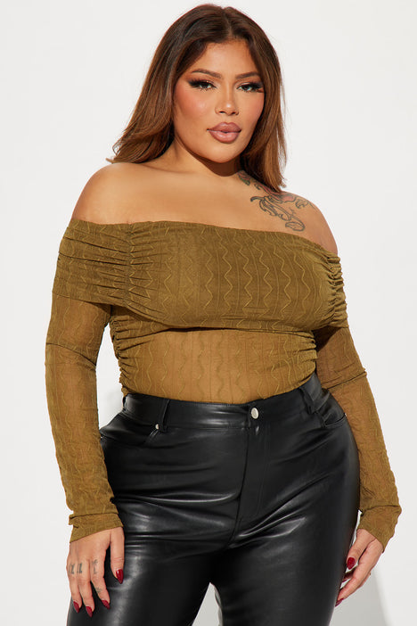 Mesh off the clearance shoulder top