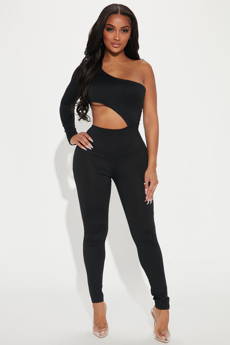 Black off the 2025 shoulder jumpsuit fashion nova