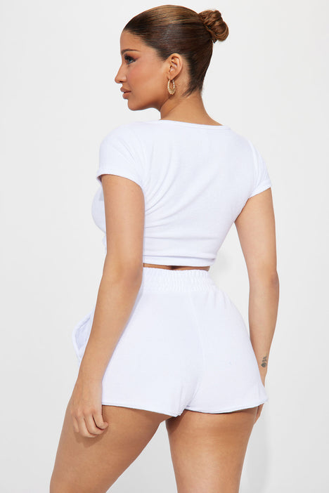Fashion nova white shorts 2025