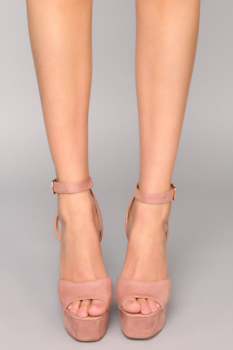 I know i can heel fashion nova store