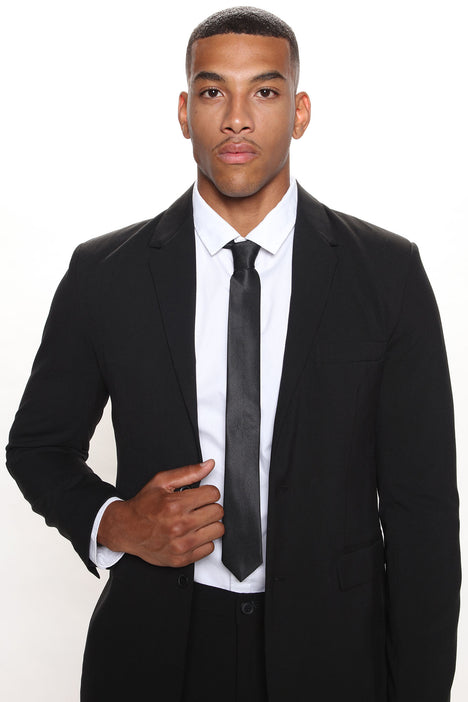 Black suit sale skinny tie