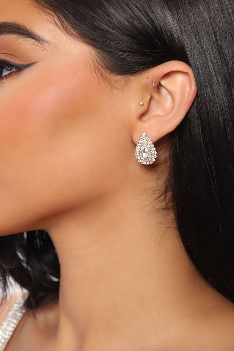 Buy Forever New Gold Plated Teardrop Shaped Drop Earrings - Earrings for  Women 26382456 | Myntra