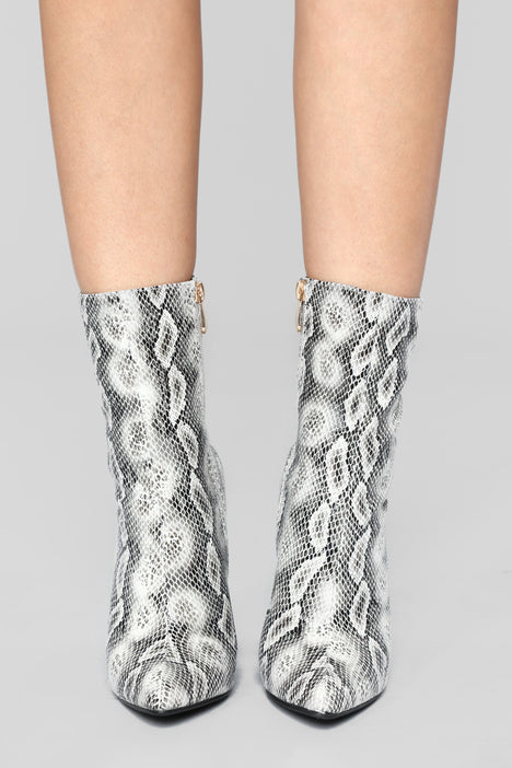 Fashion nova hot sale snake boots