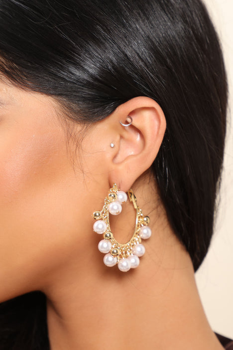 Receiving earrings in a dream store