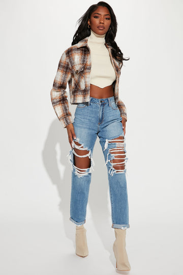 Boyfriend ripped jeans store outfit
