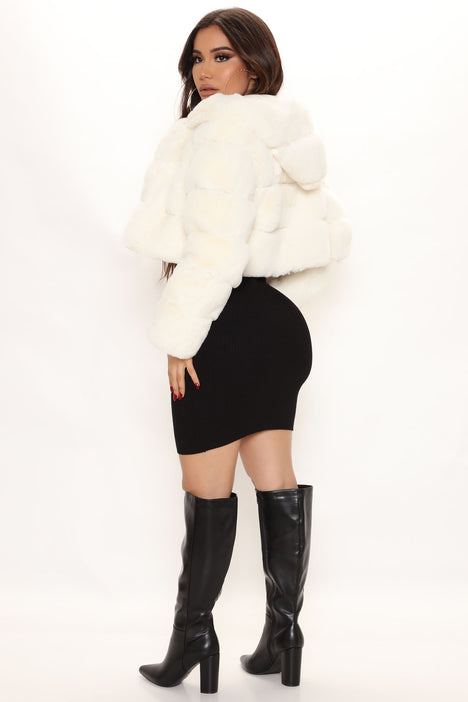 White fur hotsell coat fashion nova
