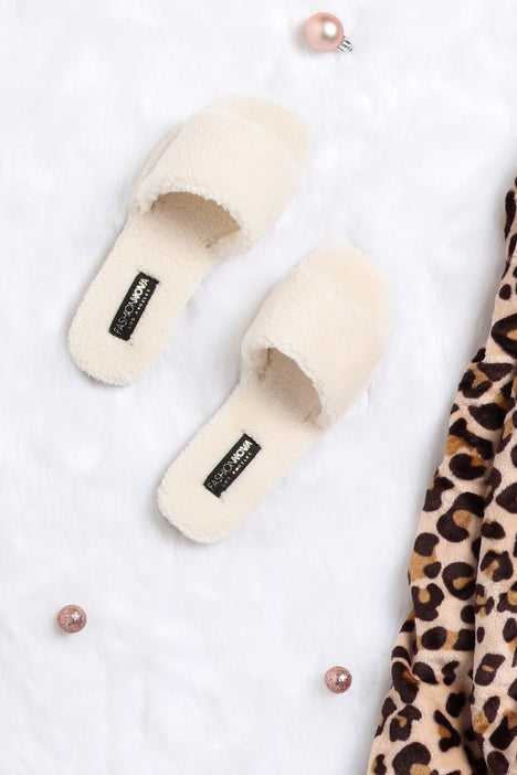 Furry slides shop fashion nova
