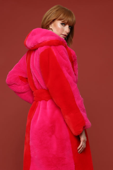 Pink fur hotsell coat fashion nova