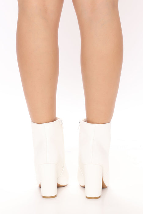 Fashion nova white boots shop