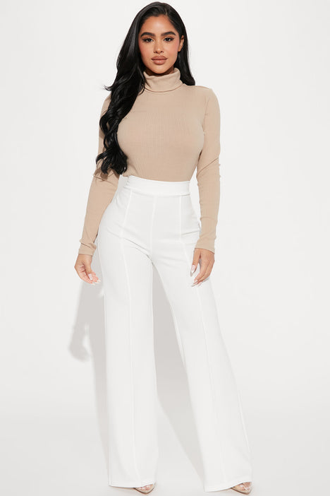11 Best High-Waisted Pants For Petites