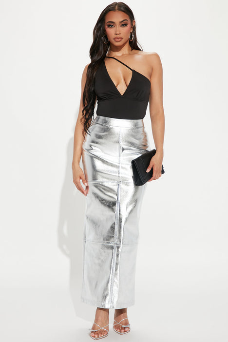 Silver faux leather pleated store skirt